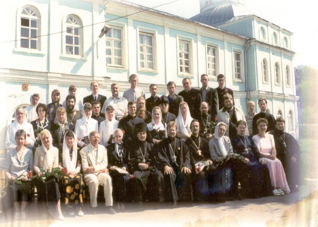 Выпускники и преподаватели богословско-пастырского и регентского отделений Саранского Православного Духовного Училища 2002 г.